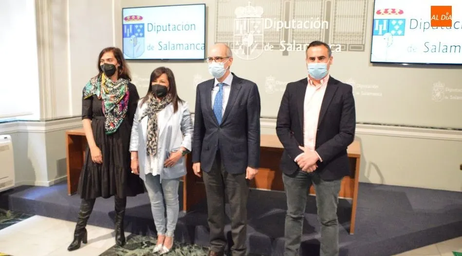El presidente de la Diputación de Salamanca, Javier Iglesias, y la presidenta del Colegio de Secretarios, Interventores y Tesoreros de Salamanca, Mónica González, antes de suscribir el Convenio. Foto de Guillermo García