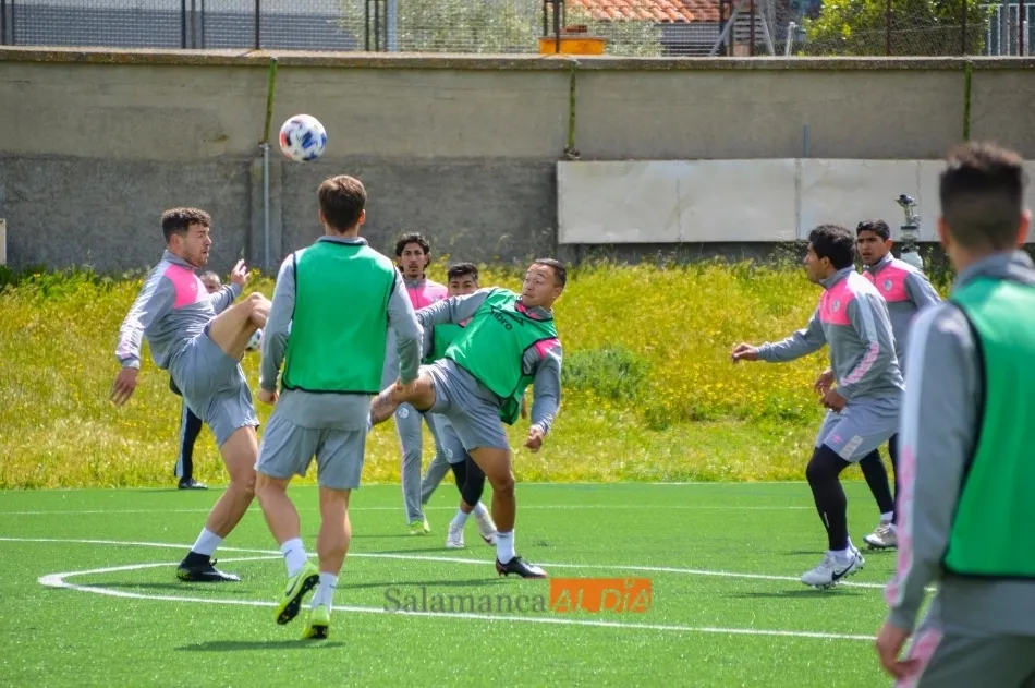 Uxío da Pena y Juancho López pugnan por un balón aéreo / Guillermo García