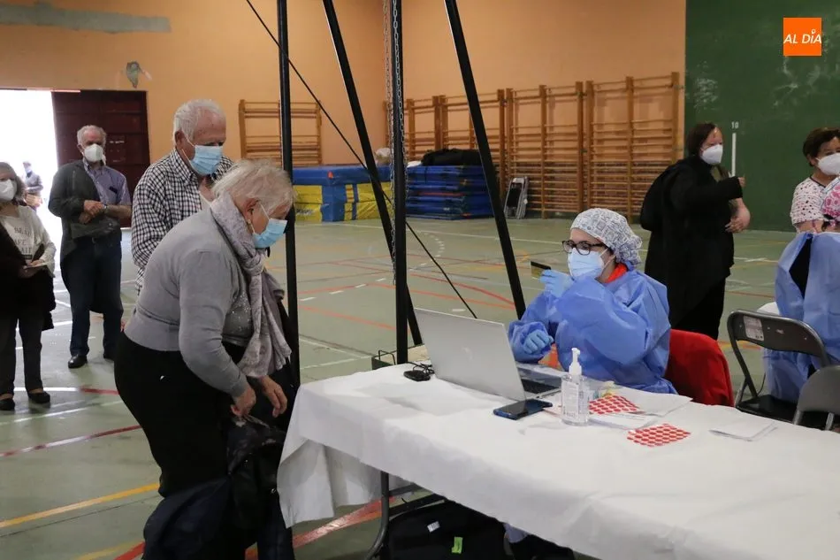 Foto 7 - En torno a 600 personas reciben la segunda dosis de la vacuna anticovid en Lumbrales  