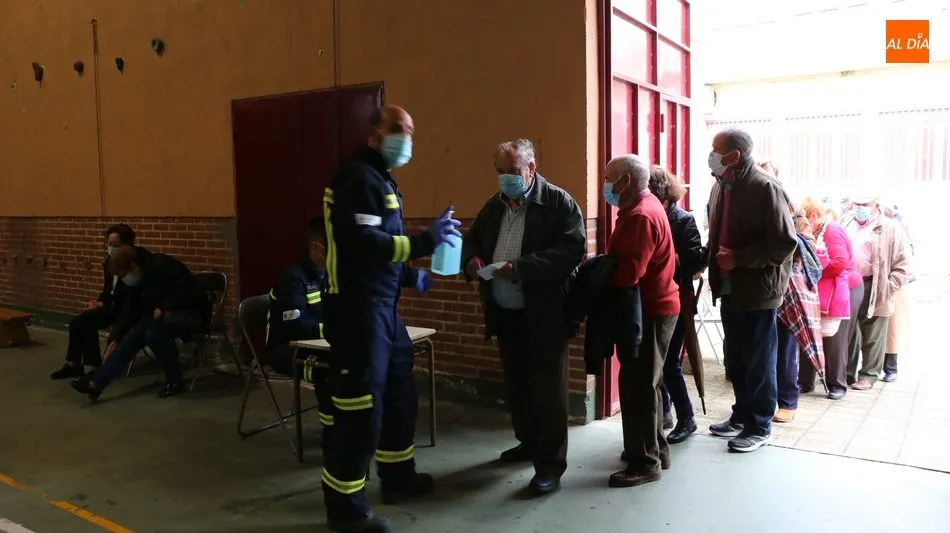 Foto 4 - En torno a 600 personas reciben la segunda dosis de la vacuna anticovid en Lumbrales  