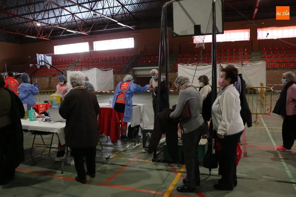 Foto 3 - En torno a 600 personas reciben la segunda dosis de la vacuna anticovid en Lumbrales  