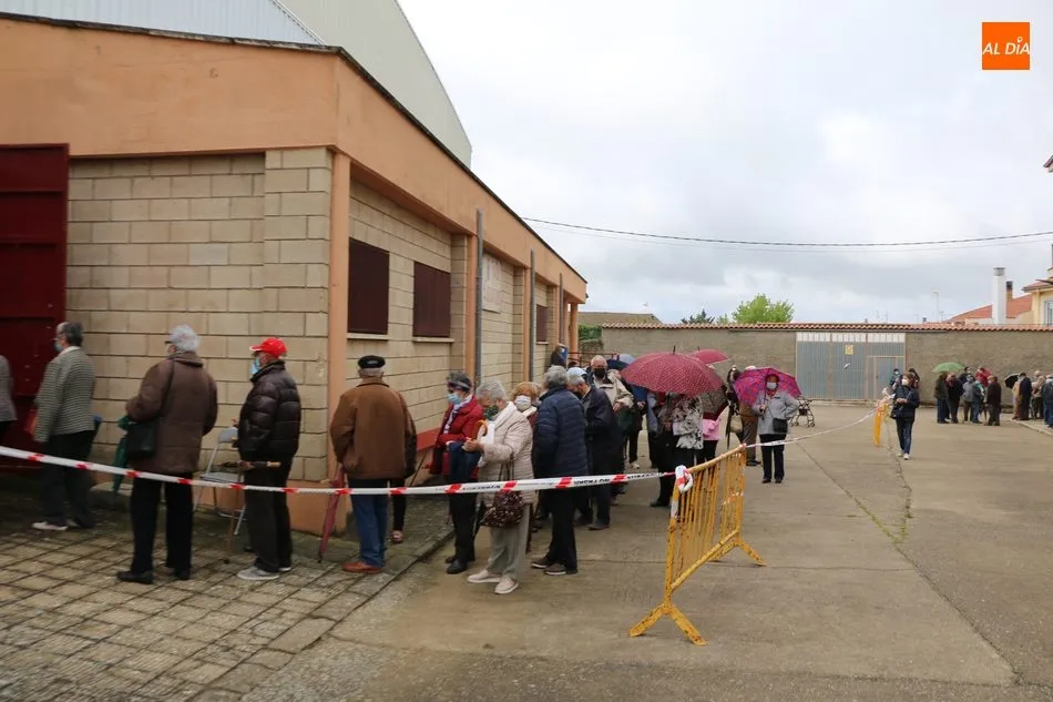 Foto 2 - En torno a 600 personas reciben la segunda dosis de la vacuna anticovid en Lumbrales  