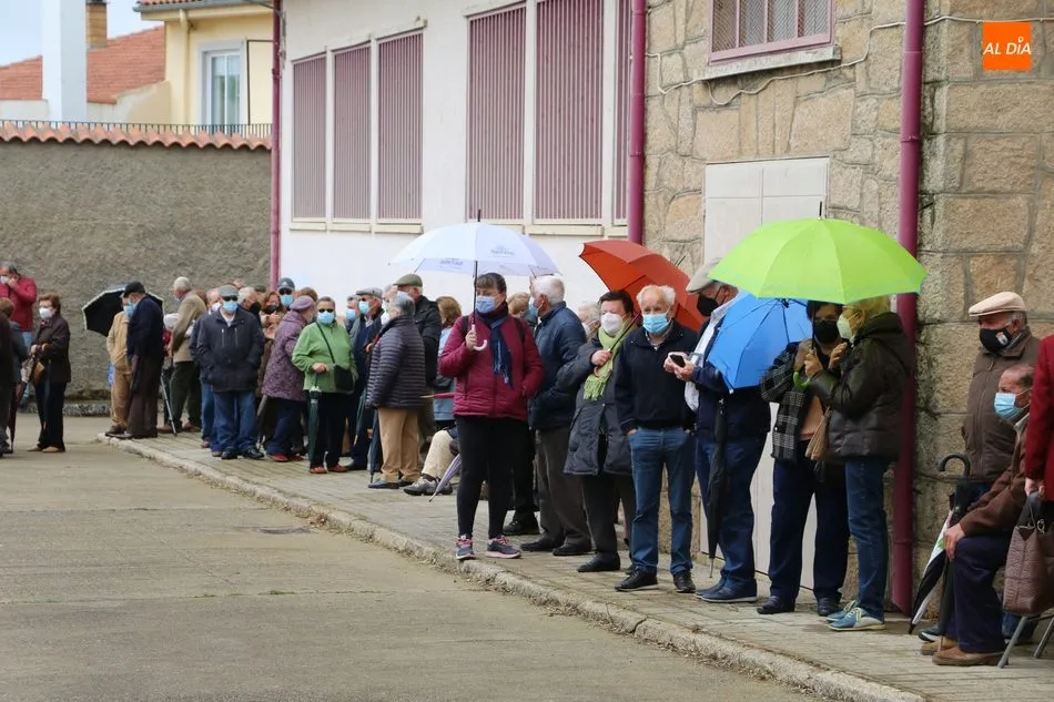 En torno a 600 personas reciben la segunda dosis de la vacuna anticovid en Lumbrales  