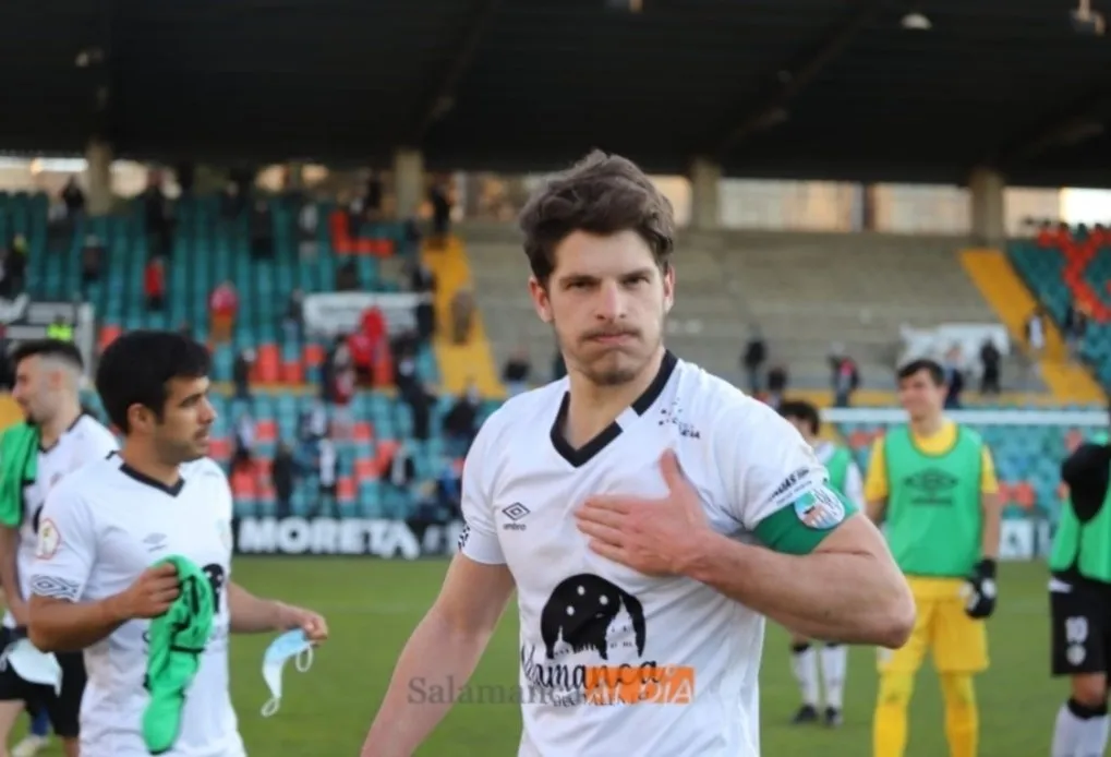 Antonio Amaro se señala el escudo del Salamanca UDS tras ganar un derbi
