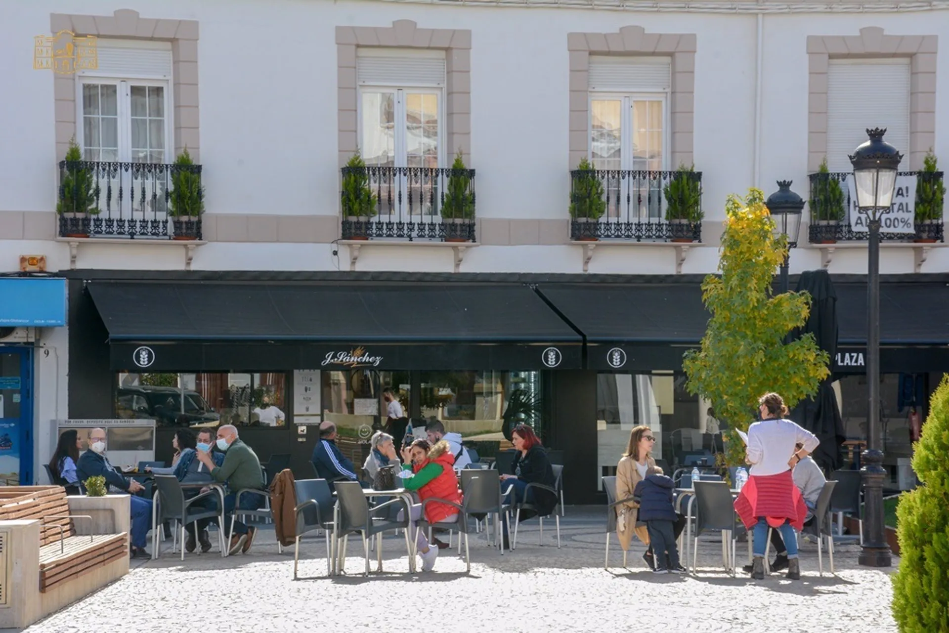 Varios grupos de personas en una terraza