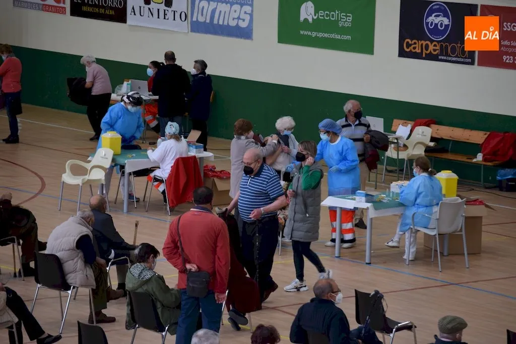 Vacunación masiva en el pabellón municipal de Alba de Tormes / Pedro Zaballos