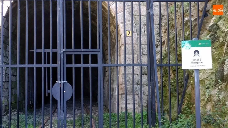La Diputación ya había colocado una verja para impedir el paso al túnel y había habilitado un sendero para conectar el Camino de Hierro / CORREDERA