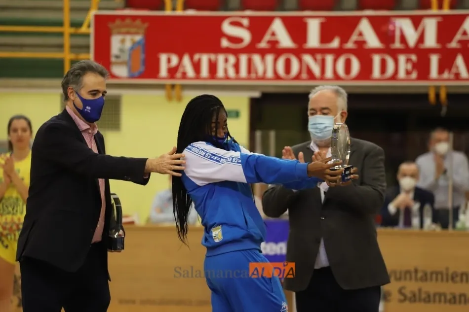 Tiffany Hayes, feliz tras recibir un premio por su gran campaña