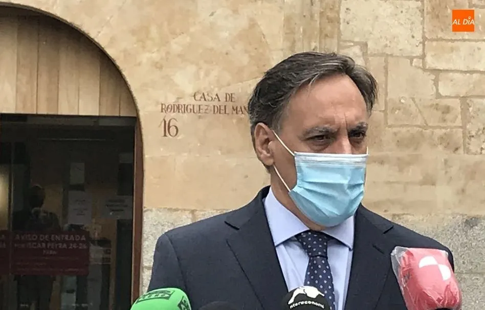 Carlos García Carbayo, alcalde de Salamanca, junto a la sede del OAEGER. Foto de Guillermo García