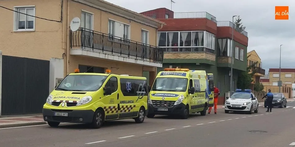 Dos ambulancias y un coche de la Policía Local en la calle Salamanca, en Carbajosa de la Sagrada, debido a este accidente