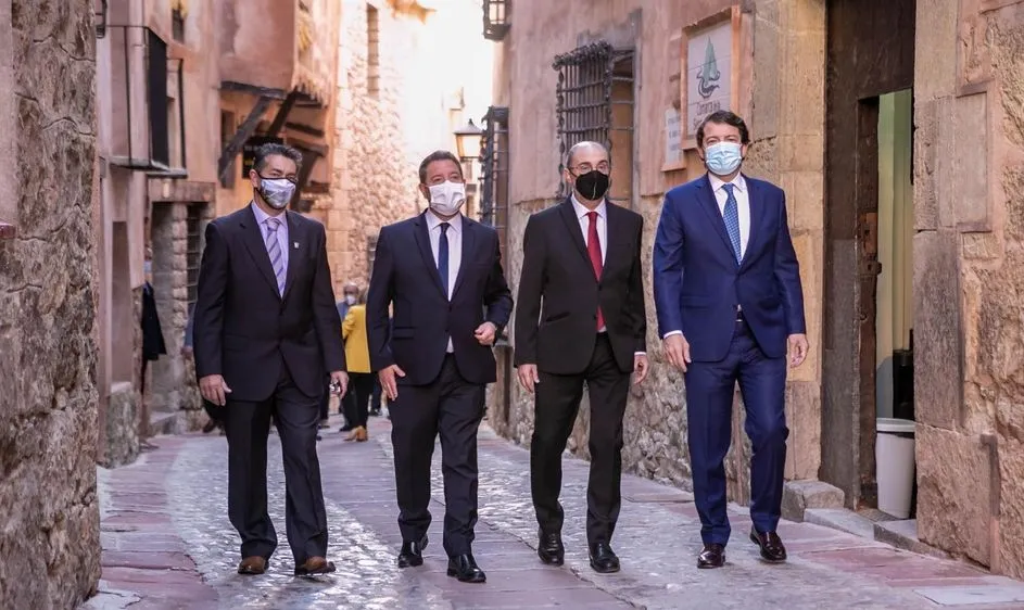 Los presidentes de Aragón. Castilla y León y Castilla-La Mancha, Javier Lambán, Alfonso Fernández Mañueco y Emiliano García-Page, suscriben la Declaración de Albarracín contra la Despoblación. Foto JUNTA C-LM