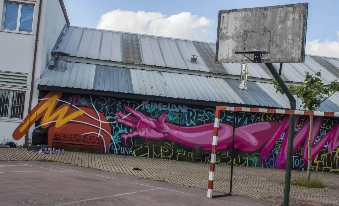 Foto 3 - El IES Tierra estrena un mural gigante de tem&aacute;tica deportiva  