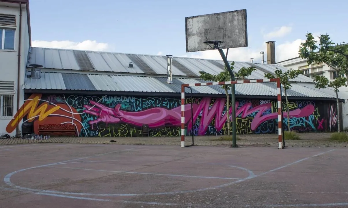 Foto 2 - El IES Tierra estrena un mural gigante de tem&aacute;tica deportiva  