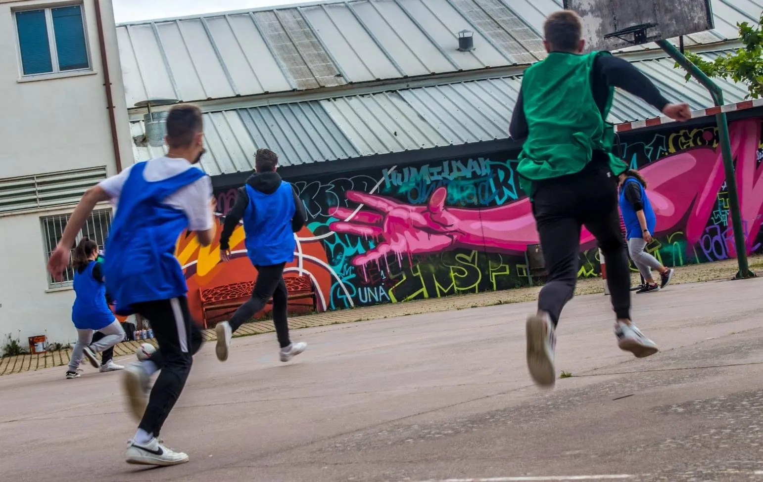 Foto 4 - El IES Tierra estrena un mural gigante de tem&aacute;tica deportiva  