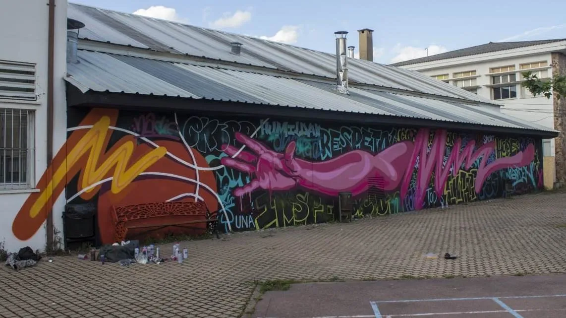 El IES Tierra estrena un mural gigante de temática deportiva  