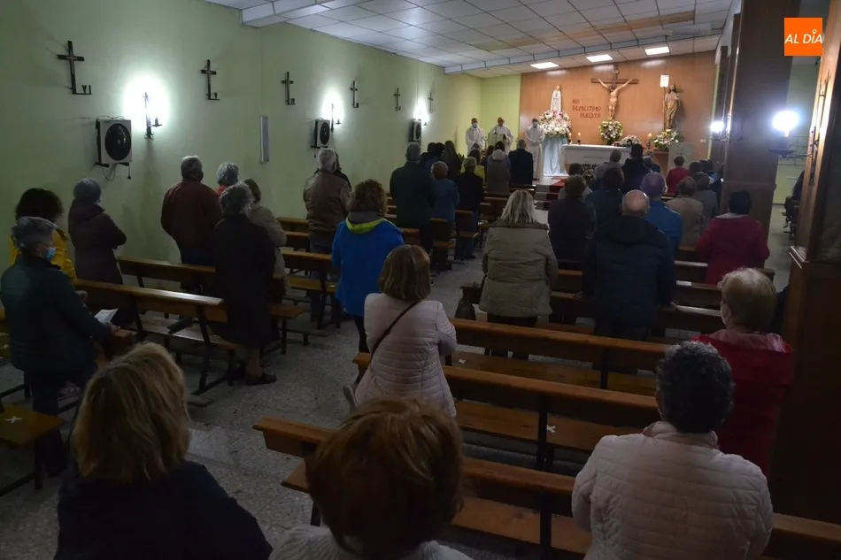 Foto 4 - Gran asistencia de fieles al d&iacute;a grande en honor a la Virgen de F&aacute;tima  
