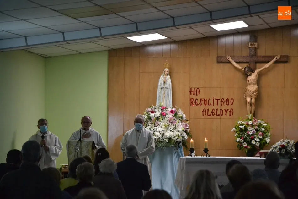 Foto 3 - Gran asistencia de fieles al d&iacute;a grande en honor a la Virgen de F&aacute;tima  