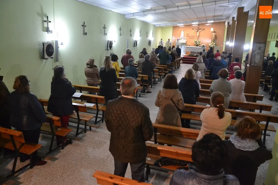 Foto 2 - Gran asistencia de fieles al d&iacute;a grande en honor a la Virgen de F&aacute;tima  
