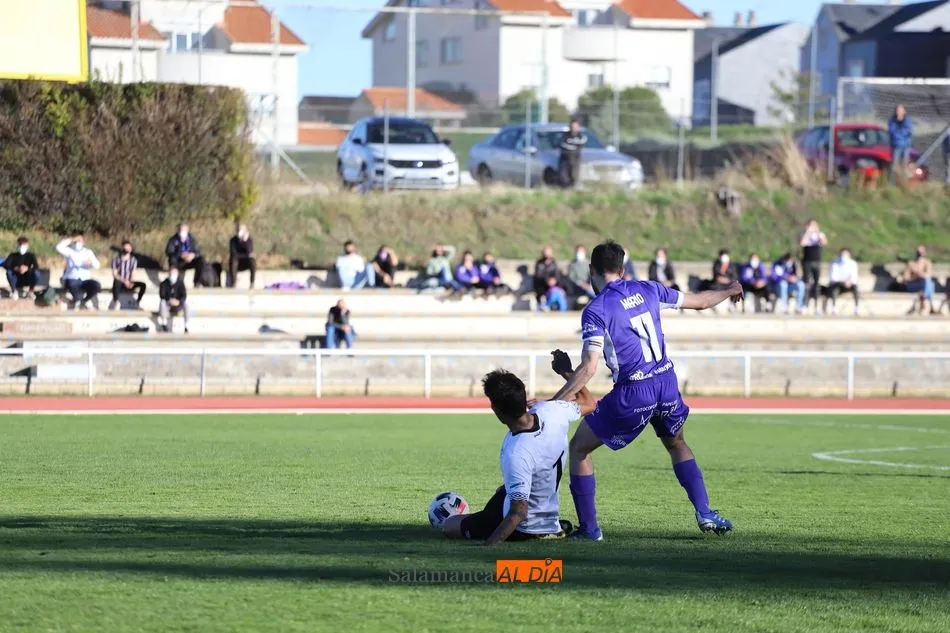 Clay Silvas pelea por un balón con Mario