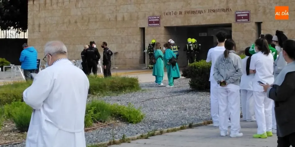 Desalojo de la Facultad de Enfermería y Fisioterapeuta por un incendio en su cafetería
