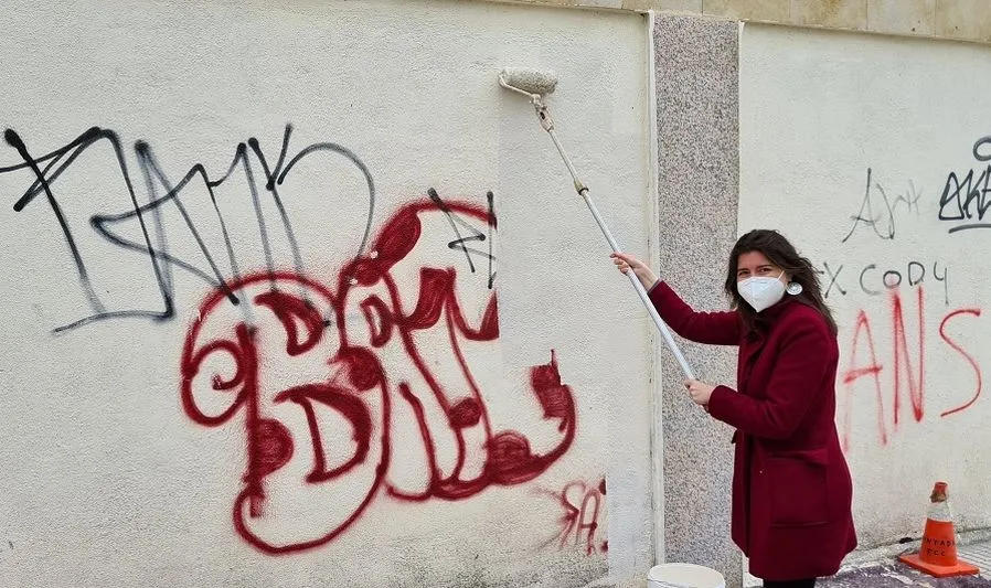 La concejala de Medio Ambiente, Miryam Rodríguez, en la calle El Bierzo, junto a la plaza de Burgos. Foto Ayuntamiento de Salamanca