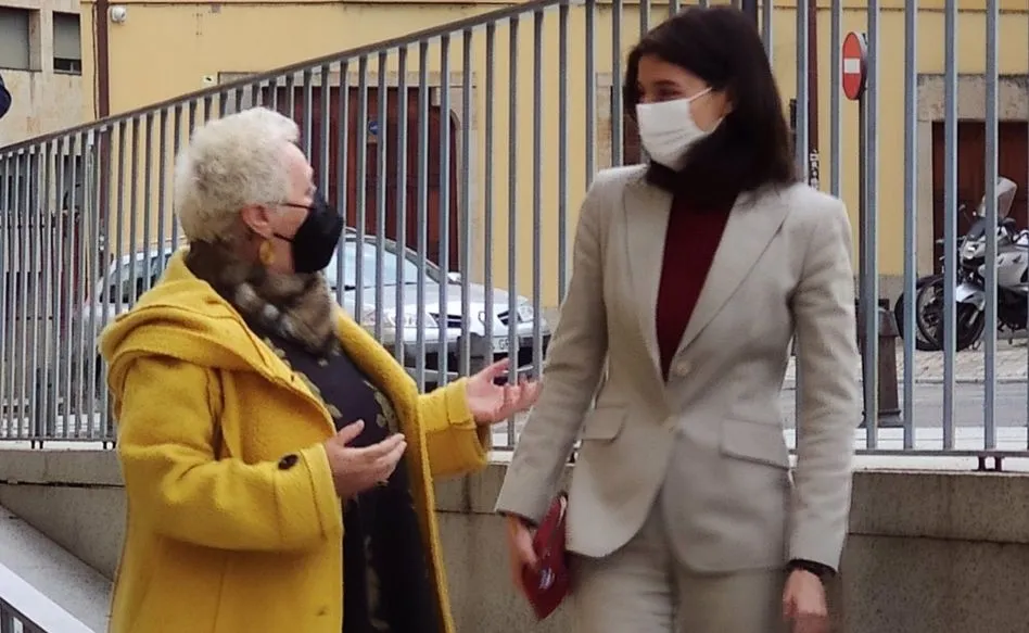 Pilar Llop, presidenta del Senado, junto a la subdelegada del Gobierno en Salamanca, Encarnación Pérez, a la entrada del Palacio de Congresos. Foto EP
