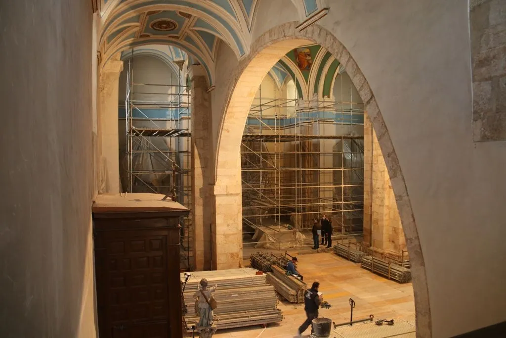 Obras en el interior de la iglesia de san Pedro de Alba de Tormes