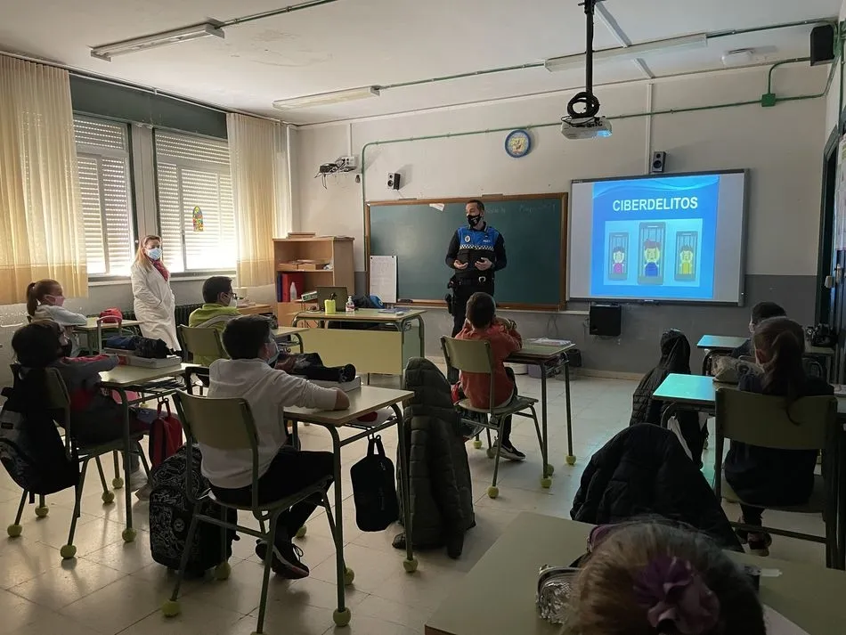 El agente tutor de la Policía Local ofrece un taller sobre ciberdelitos a escolares
