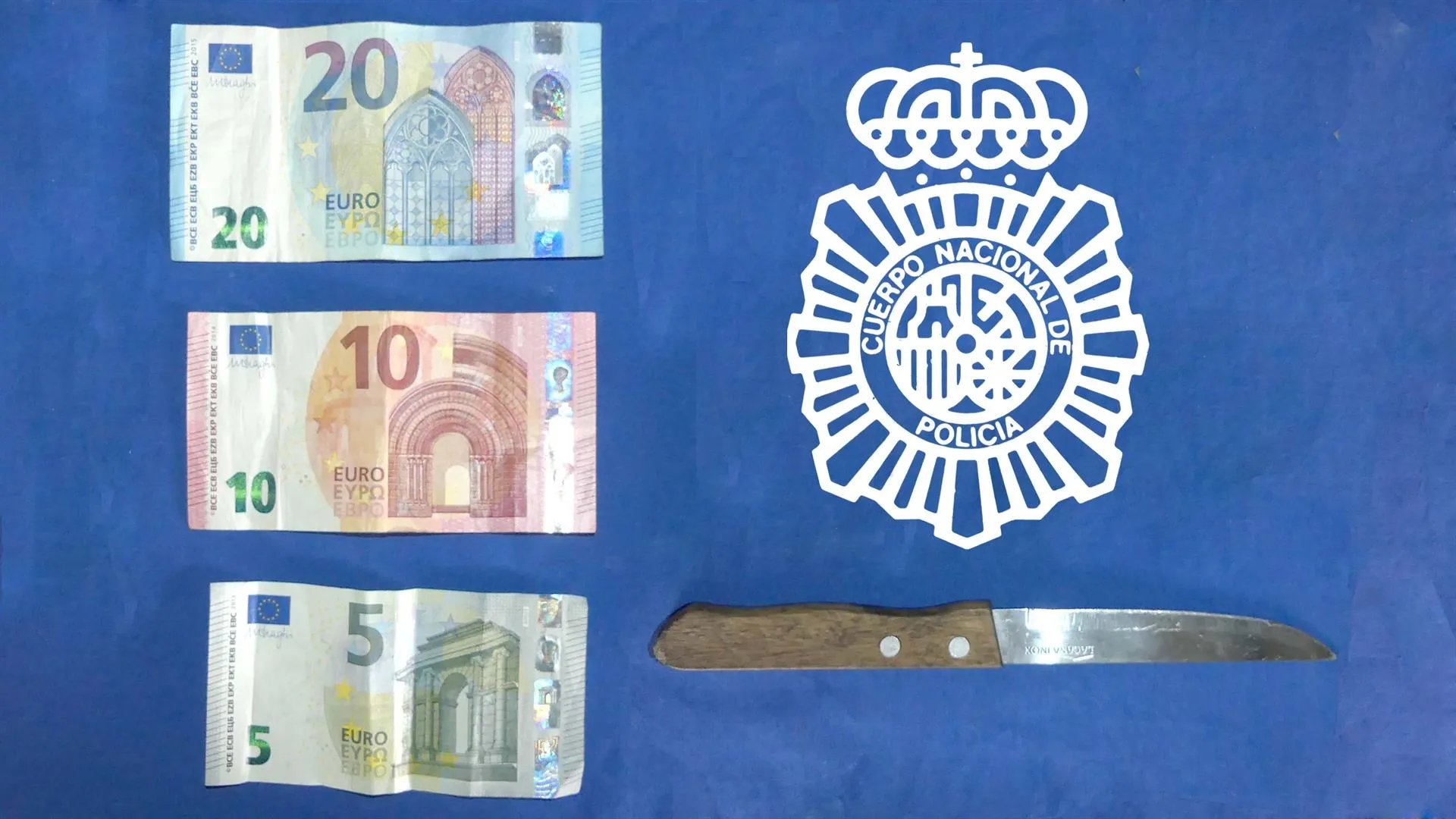 Cuchillo y dinero incautado
