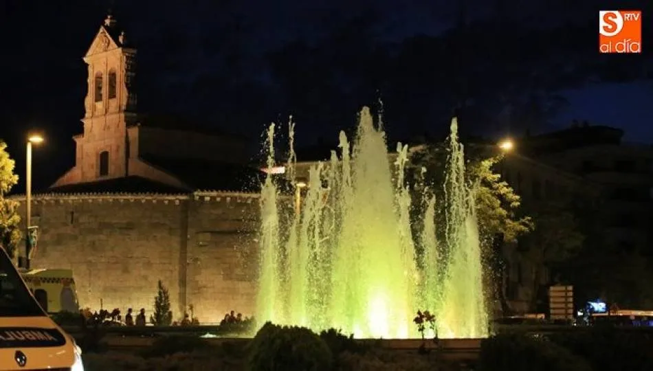 La fuente de la Puerta Zamora se ilumina este domingo de verde con motivo del Día Mundial del...