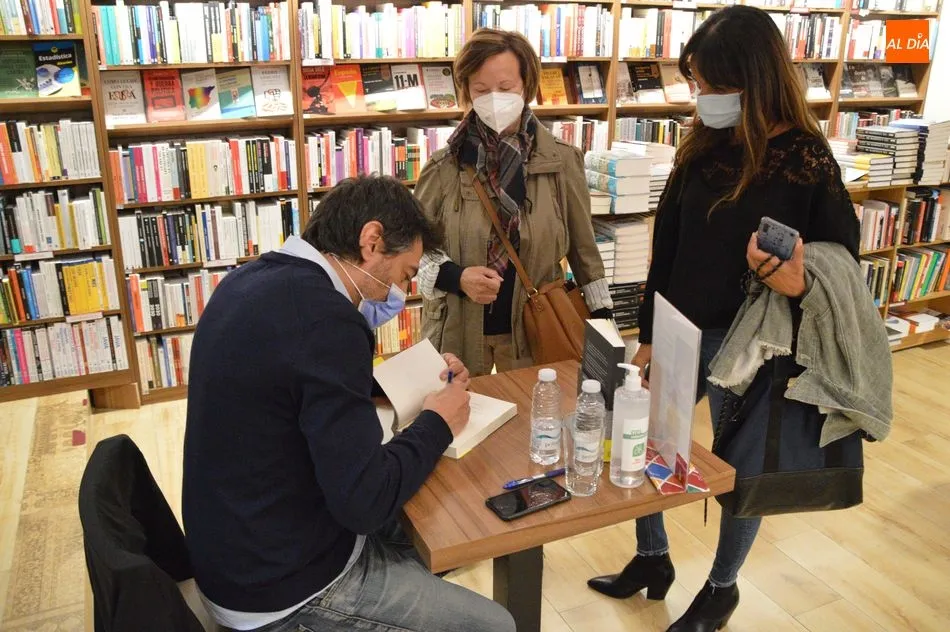 Juan del Val recibió a sus seguidores en la Santos Ochoa - Fotos: Guillermo García