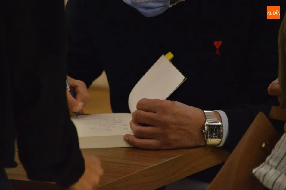 Foto 9 - Juan del Val firma su &uacute;ltima novela a los aficionados salmantinos