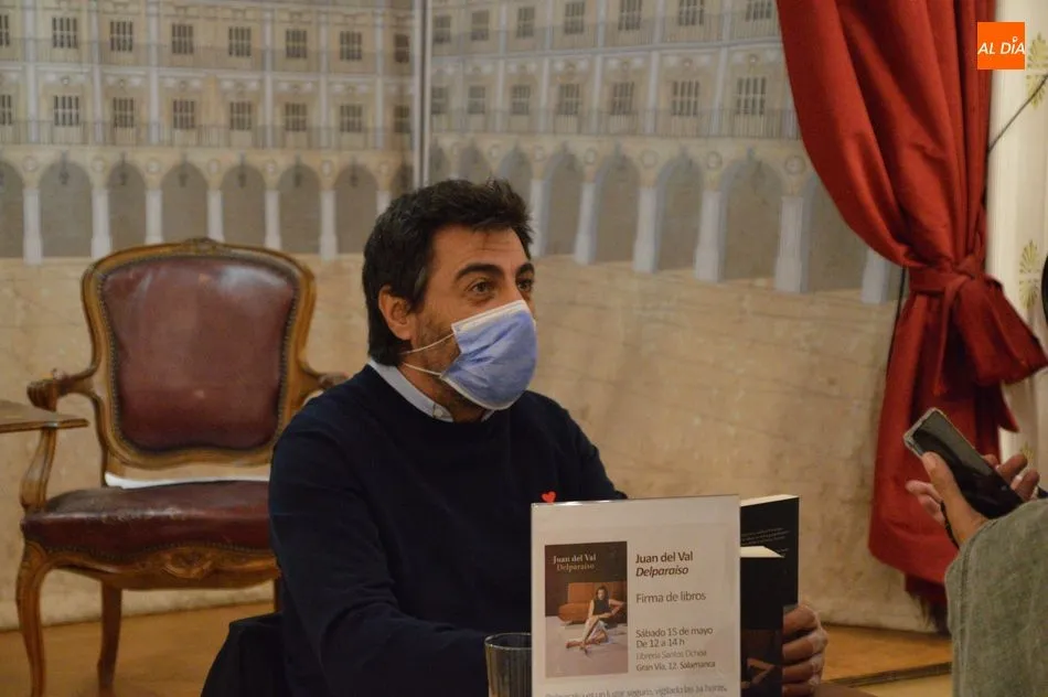 Foto 6 - Juan del Val firma su &uacute;ltima novela a los aficionados salmantinos