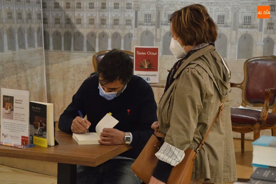Foto 5 - Juan del Val firma su &uacute;ltima novela a los aficionados salmantinos
