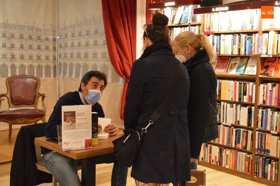 Foto 3 - Juan del Val firma su &uacute;ltima novela a los aficionados salmantinos