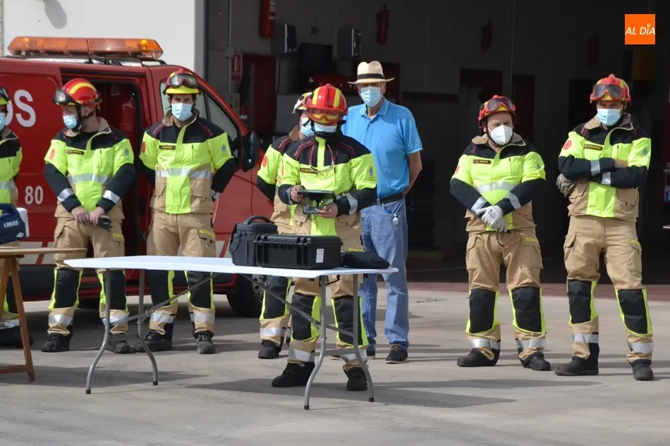 Foto 9 - Los Bomberos de Ciudad Rodrigo estrenan vestimenta, equipo de excarcelaci&oacute;n y hasta un dron  