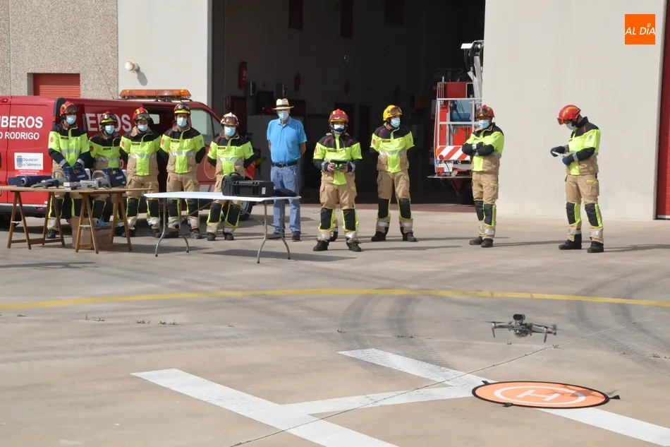 Foto 8 - Los Bomberos de Ciudad Rodrigo estrenan vestimenta, equipo de excarcelaci&oacute;n y hasta un dron  