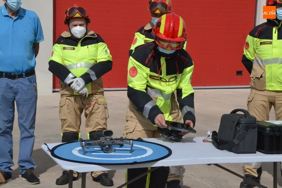 Foto 10 - Los Bomberos de Ciudad Rodrigo estrenan vestimenta, equipo de excarcelaci&oacute;n y hasta un dron  