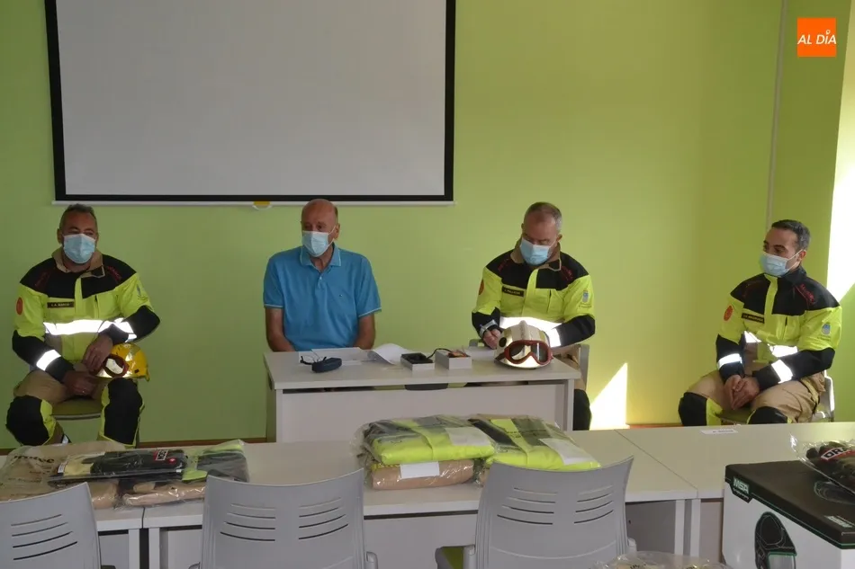 Foto 3 - Los Bomberos de Ciudad Rodrigo estrenan vestimenta, equipo de excarcelaci&oacute;n y hasta un dron  