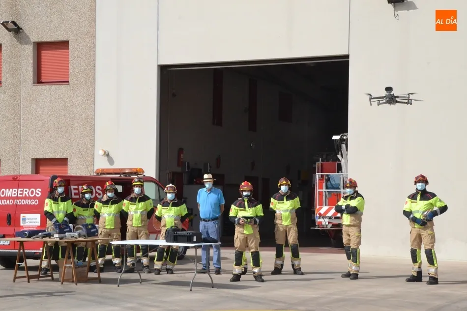 Foto 7 - Los Bomberos de Ciudad Rodrigo estrenan vestimenta, equipo de excarcelaci&oacute;n y hasta un dron  