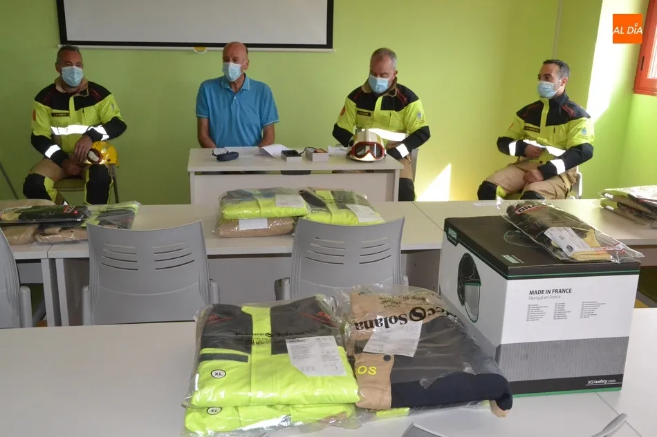 Foto 2 - Los Bomberos de Ciudad Rodrigo estrenan vestimenta, equipo de excarcelaci&oacute;n y hasta un dron  
