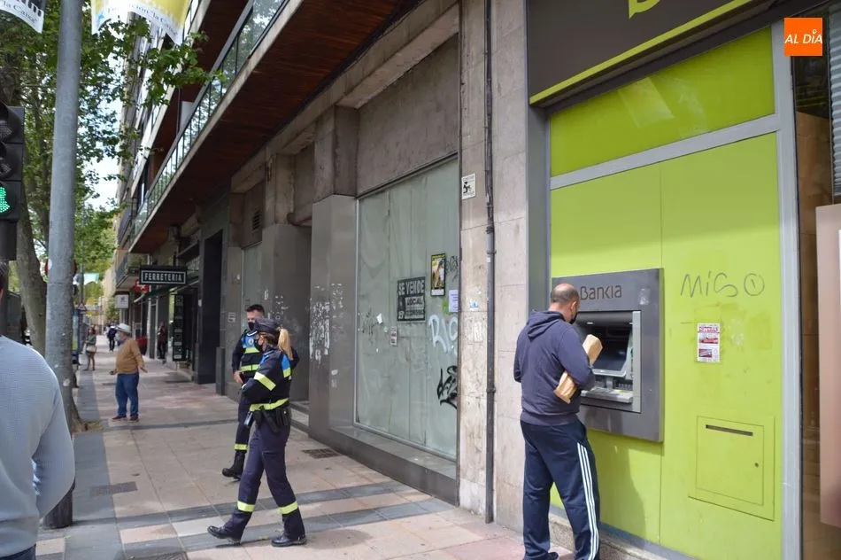 Foto 2 - La Polic&iacute;a Local desaloja a una indigente de un portal comercial