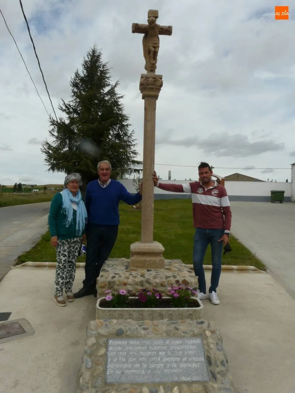 Foto 4 - Villoria inaugura una cruz en memoria de los antepasados  