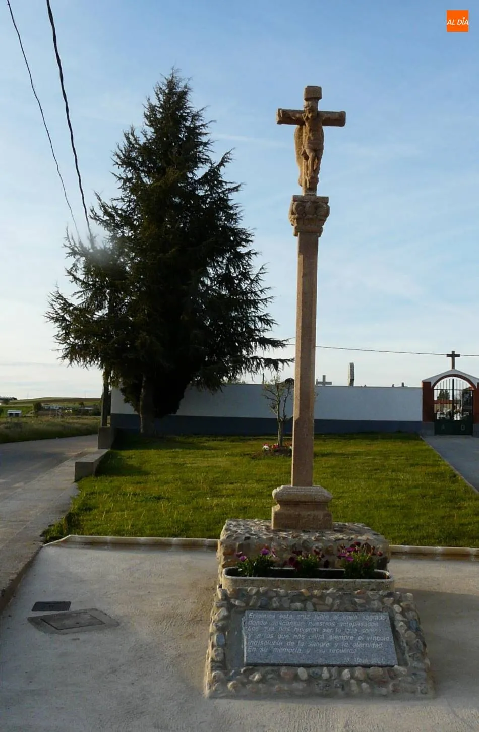 Foto 2 - Villoria inaugura una cruz en memoria de los antepasados  