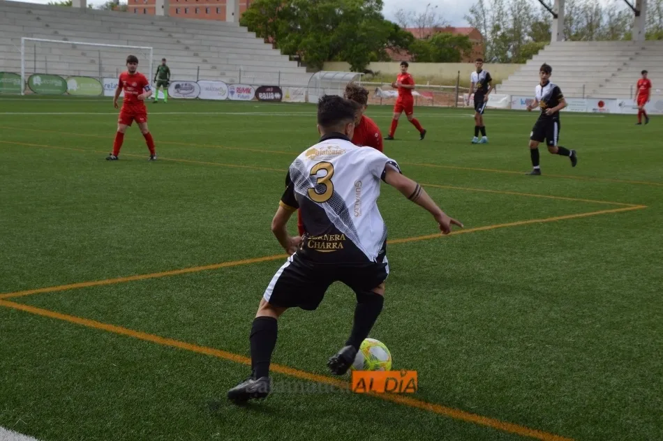 Foto 5 - El Guijuelo da la sorpresa y le quita el primer puesto de la Juvenil Regional a Unionistas en la...