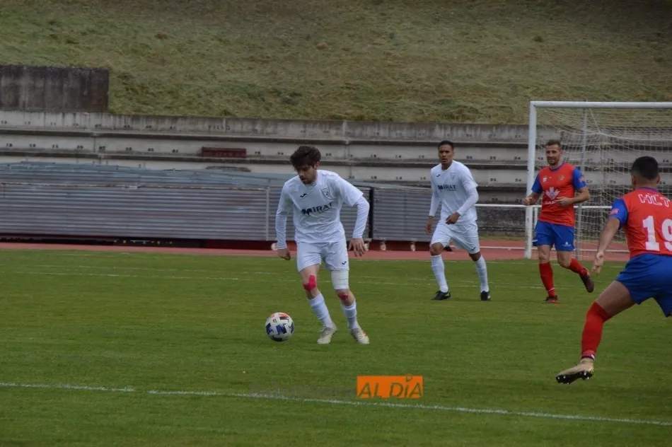 Foto 11 - Goleada del Ribert al Benavente para seguir al frente de la Regional (3-0)