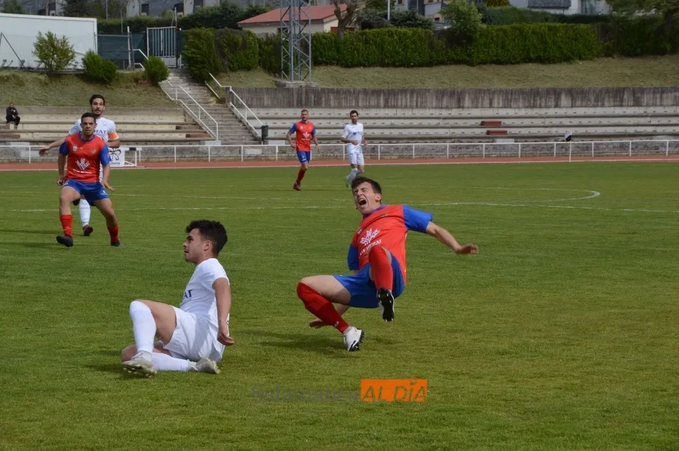 Foto 9 - Goleada del Ribert al Benavente para seguir al frente de la Regional (3-0)