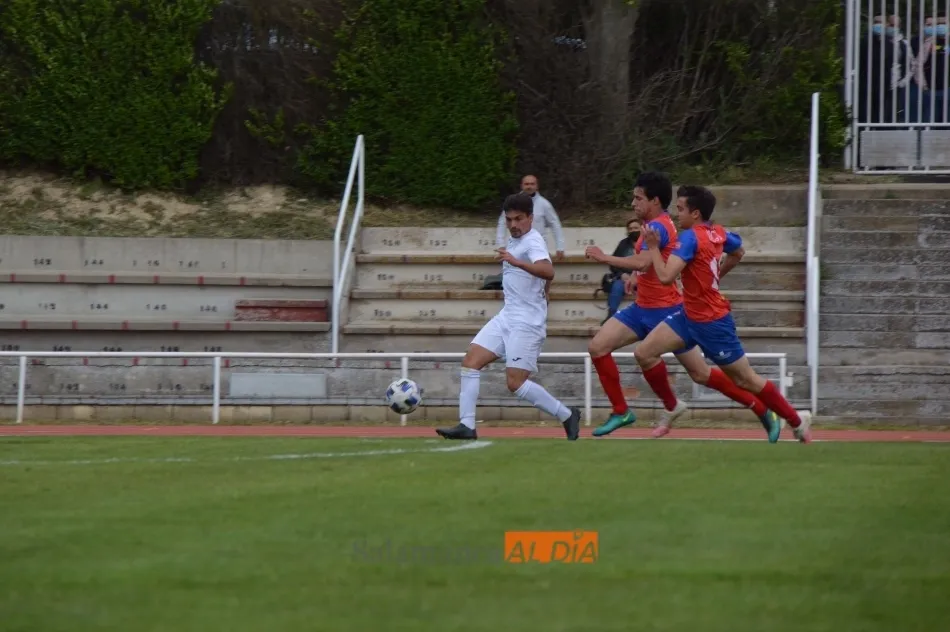 Foto 8 - Goleada del Ribert al Benavente para seguir al frente de la Regional (3-0)