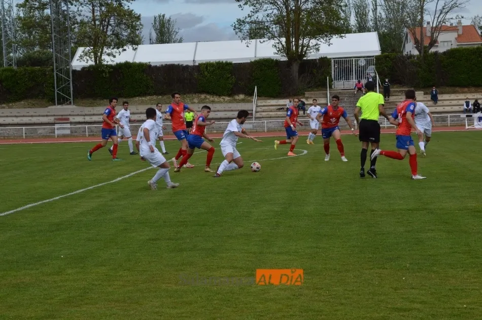 Foto 7 - Goleada del Ribert al Benavente para seguir al frente de la Regional (3-0)