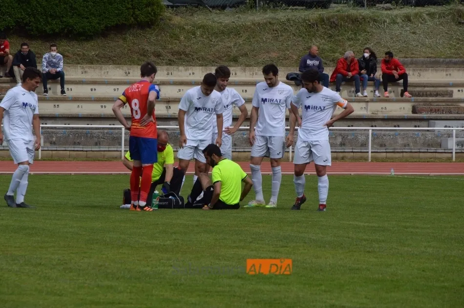Foto 2 - Goleada del Ribert al Benavente para seguir al frente de la Regional (3-0)